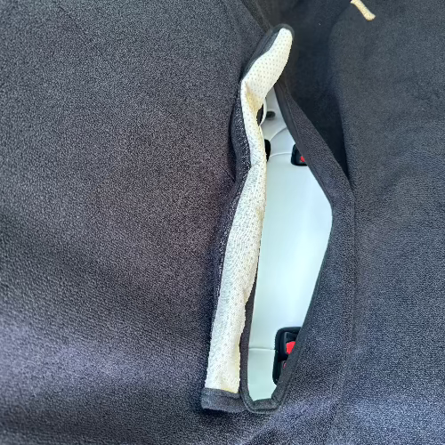 Back_Seat_Hoodie_SeatBeltAccess03