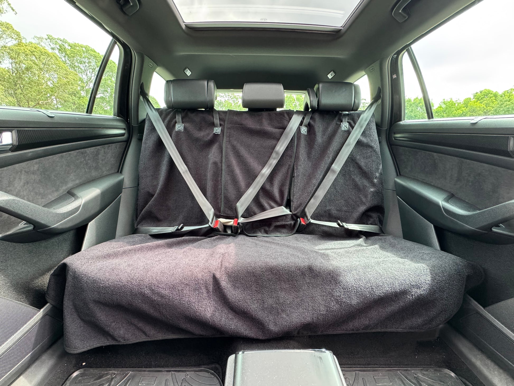 Back seat hoodie V2 fitted in car with middle seat accessible
