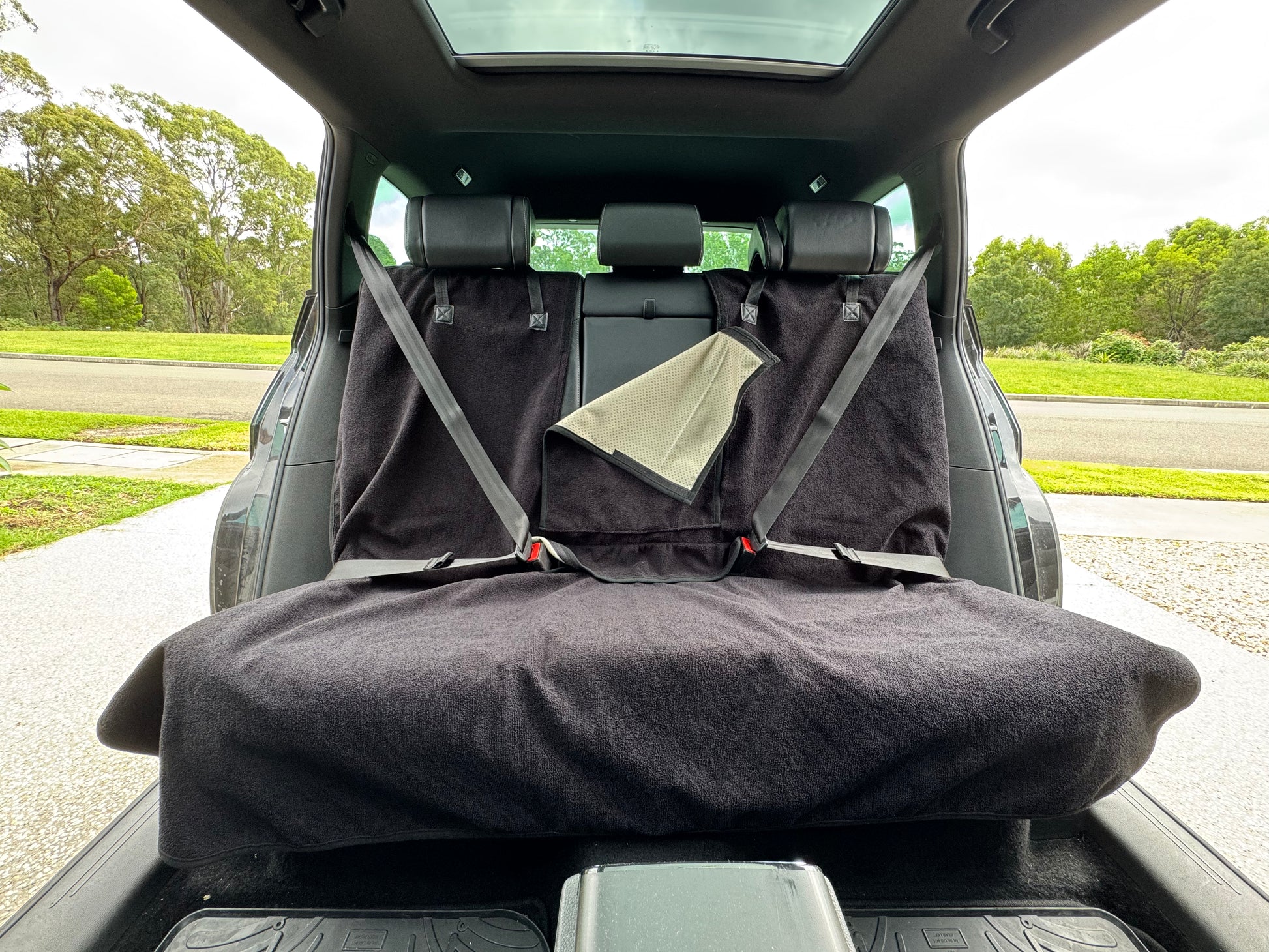 Back seat hoodie V2 in use with dog in back seat